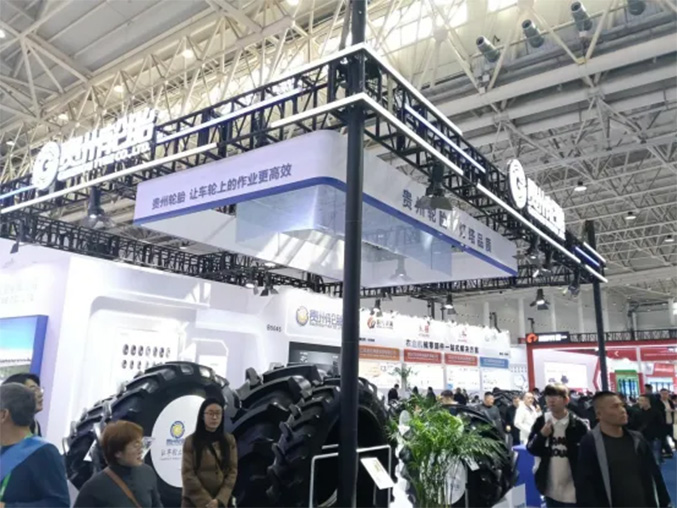 正大体育官方网站轮胎闪耀2025国际农机展——农业子午胎凭“省油+护土”硬核出圈